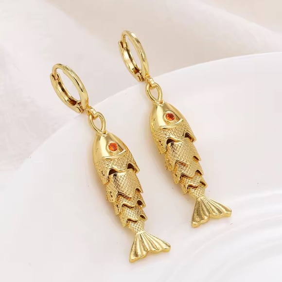 Vintage Golden Fish Earrings - Picture 7 of 12